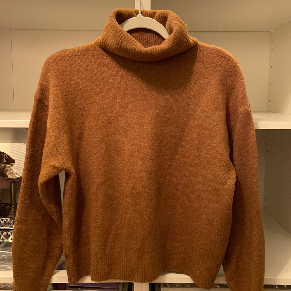 H&M turtleneck sweater with 2%wool